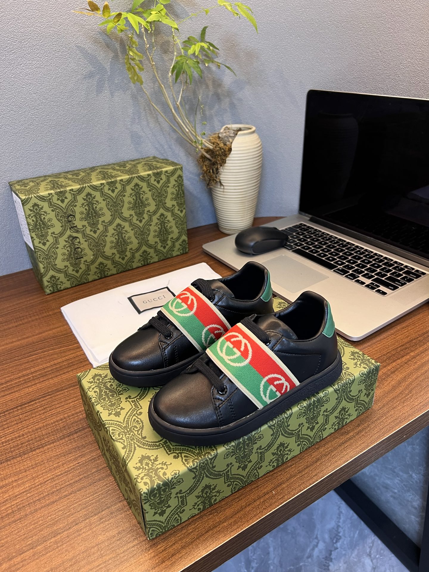 Children's shoes child